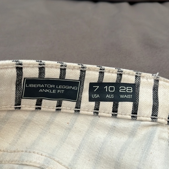 Women’s Volcom Ankle fit jeans - Picture 2 of 3